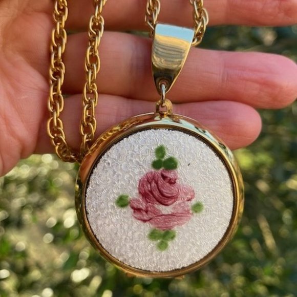 ❤️❤️Gold Tone White Flower Guilloche Large Enamel Locket NECKLACE - Picture 7 of 12